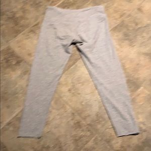 Lululemon 🍋 T-Shirt Grey Capri Pants